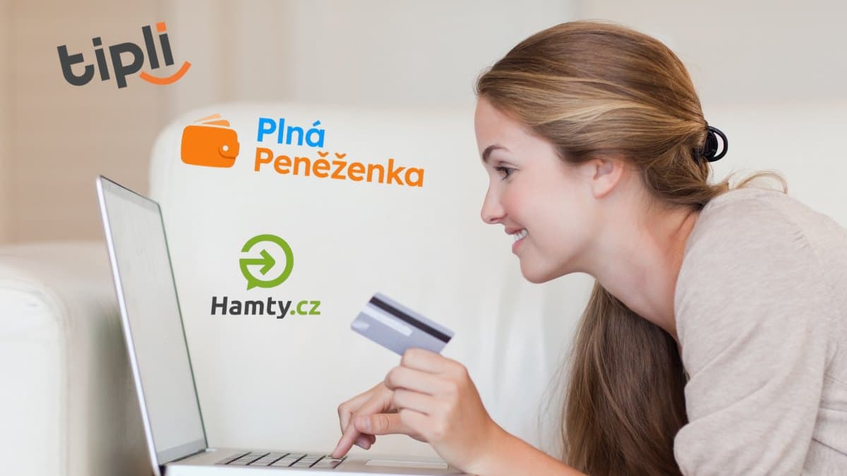 Žena nakupuje na notebooku s platební kartou v ruce, kolem loga cashback portálů Tipli, Plná peněženka a Hamty