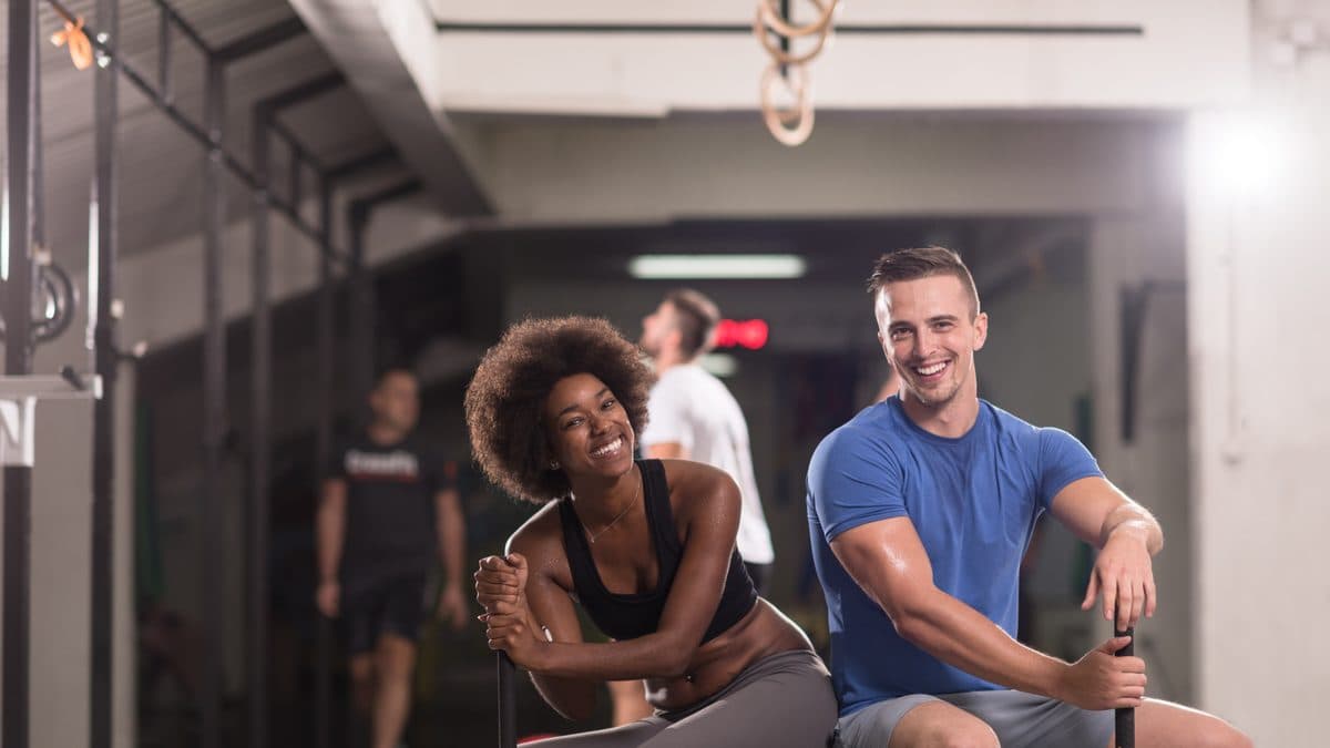 Kolegové cvičí ve fitness centru, kam se dá jít na MultiSport kartu