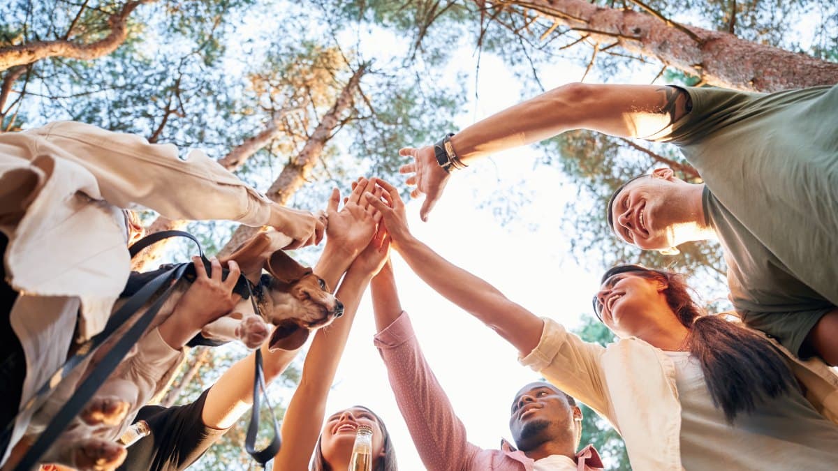 Parta lidí na společném výletě v lese, teambuilding mimo kancelář