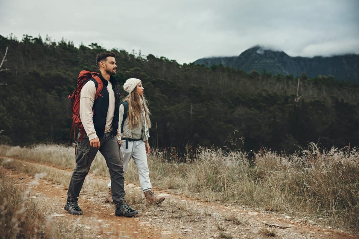 Pár s batohy na túře po horské stezce